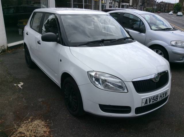 Skoda Fabia 1.2 1 5dr Hatchback Petrol White